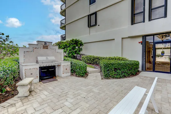 $1,050,000 | 5380 North Ocean Drive, Unit 6D, Singer Island, FL 33404
