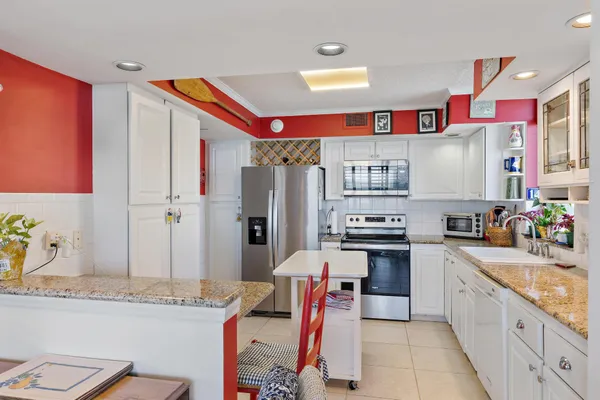 $1,050,000 | 5380 North Ocean Drive, Unit 6D, Singer Island, FL 33404