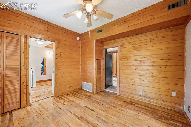 a view of an entryway of the house