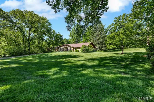 $1,200,000 | 1 Huntleigh Trails Lane, St. Louis, MO 63131