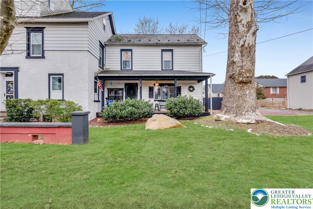 a view of a house with a yard