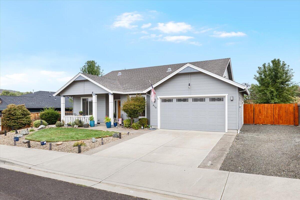 676 Nottingham Terrace Eagle Point, OR 97524 - Photo 3 of 25 03-CI_7648 - CROP