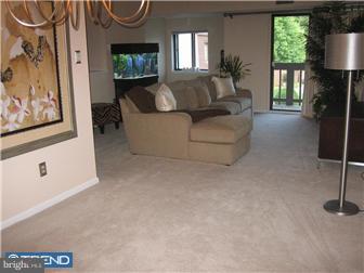 2201 Delaire Landing Road Philadelphia, PA 19114 - Photo 2 of 8 Living Room