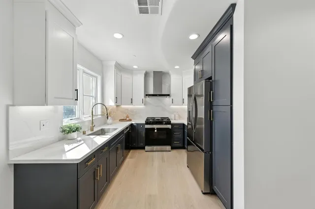 $1,298,000 | 560 El Camino Real, Unit 201, San Carlos, CA 94070