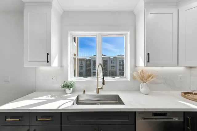 $1,298,000 | 560 El Camino Real, Unit 201, San Carlos, CA 94070