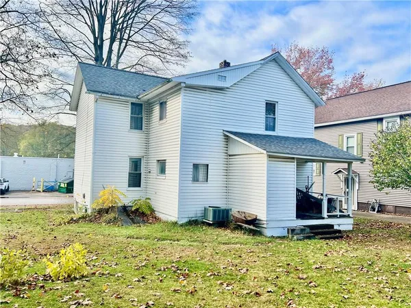 a view of a house with backyard