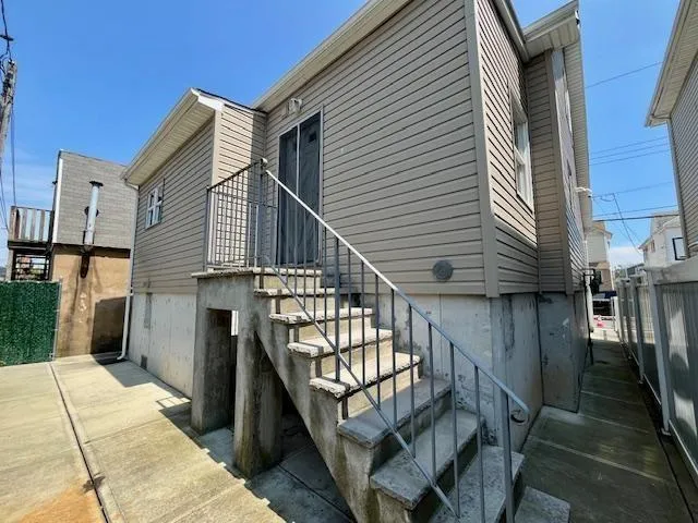 a view of entryway with a front door