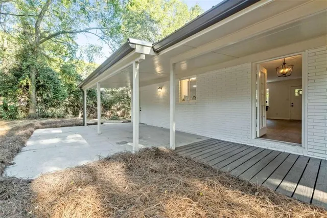 a view of a house with a backyard
