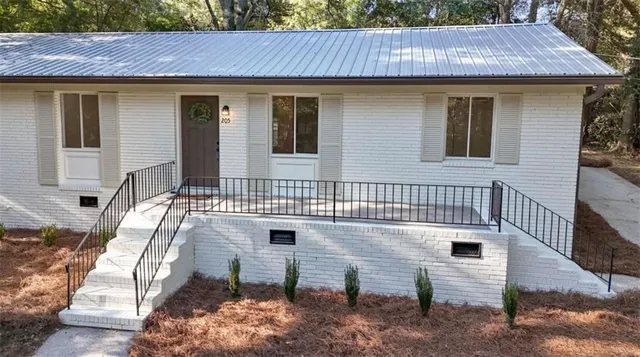 a view of a house with a yard