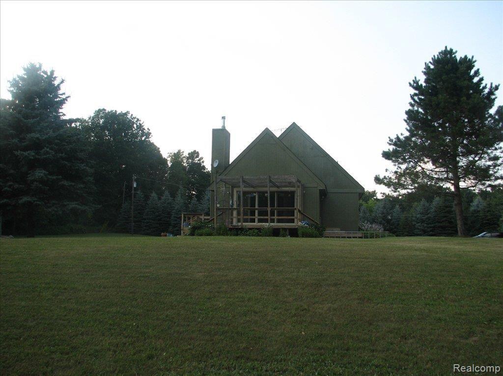 9700 Oakhill Road Holly, MI 48442 - Photo 11 of 20 Side View with Deck