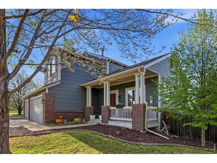 a view of front of a house with a yard