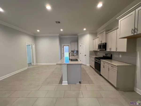 $2,250 | 9922 Stratford Drive, Denham Springs, LA 70726