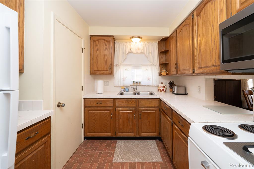 1849 Oxford Road Berkley, MI 48072 - Photo 33 of 53 Gallery Image 33