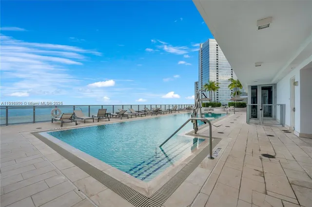 $4,400 | 1300 Brickell Bay Drive, Unit 1607, Miami, FL 33131