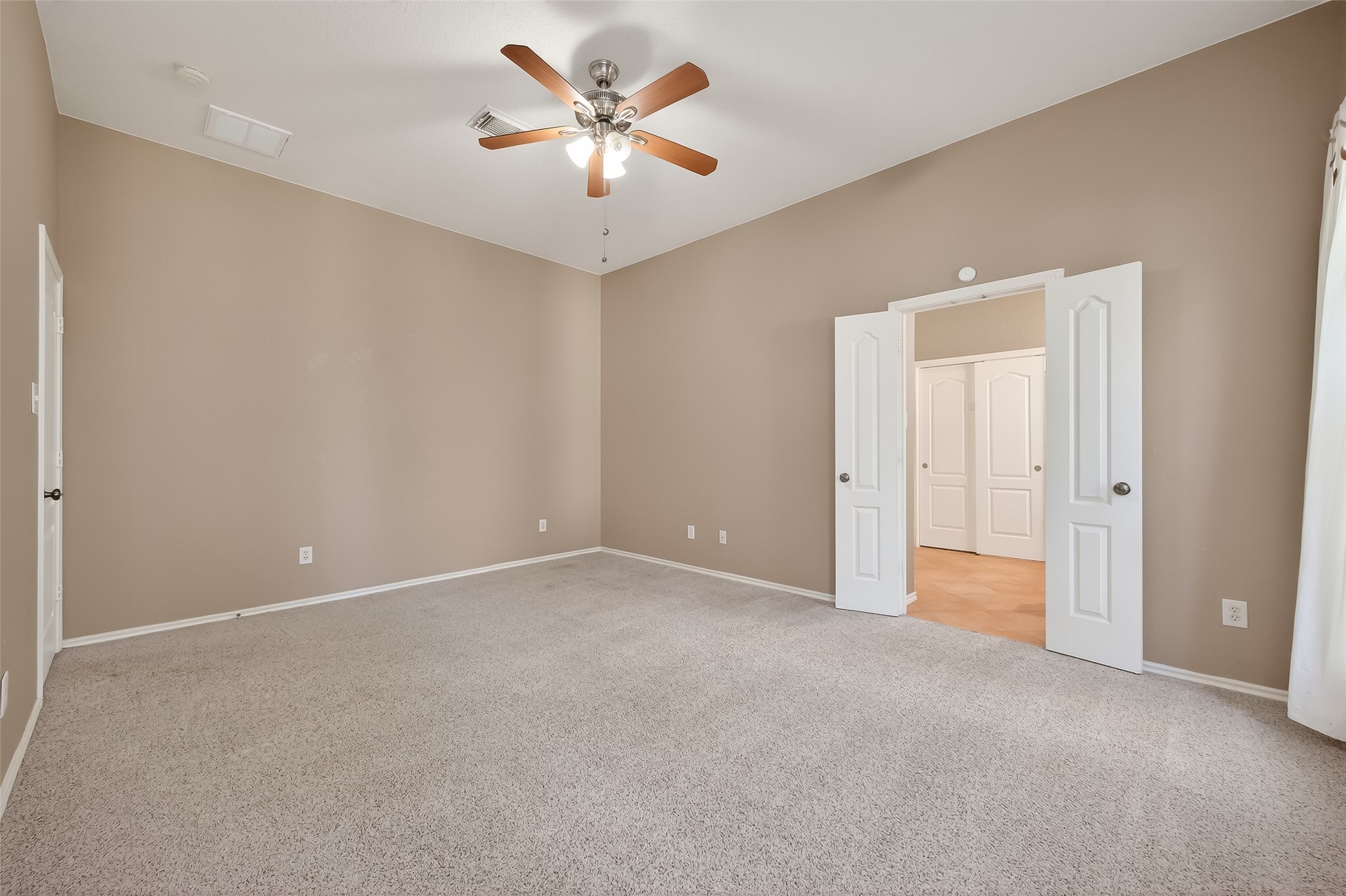2311 Cory Crossing Lane Spring, TX 77386 - Photo 27 of 48 an empty room with closet and a ceiling fan