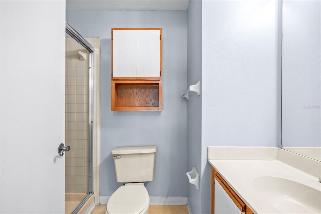 5100 Burchette Road, Unit 4102 Tampa, FL 33647 - Photo 24 of 47 a bathroom with a sink a toilet and tub
