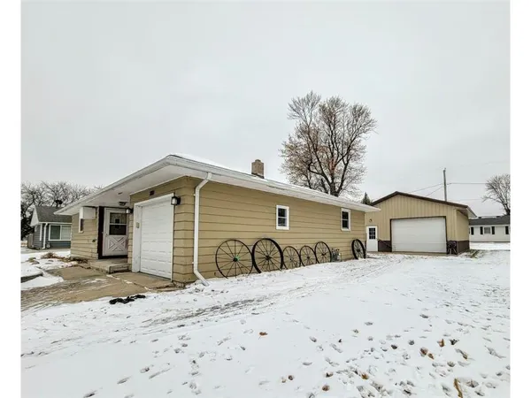 $195,000 | 300 6th Street West, Hector, MN 55342