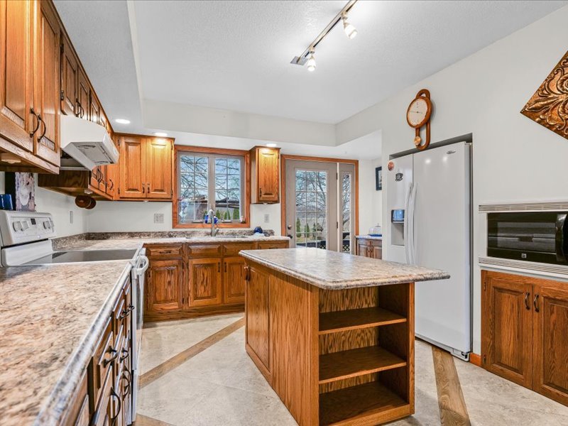 15742 Moody Road Oakland, IL 61943 - Photo 13 of 48 a kitchen with a stove a refrigerator and a sink