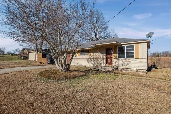 a view of a house with backyard