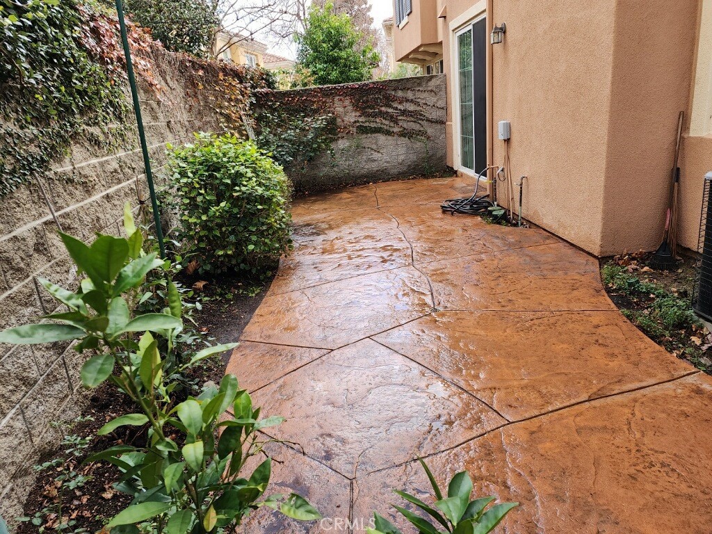 2986 Arbolitos Lane, Unit B Simi Valley, CA 93063 - Photo 21 of 36 a backyard of a house with lots of green space