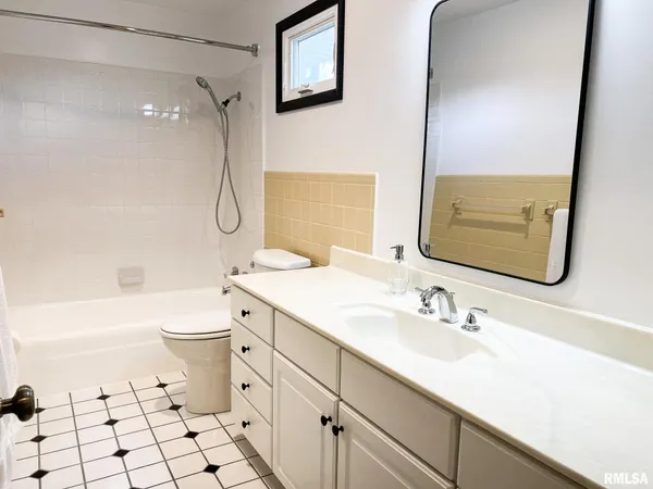 $278,500 | 7200 North Manning Drive, Peoria, IL 61614