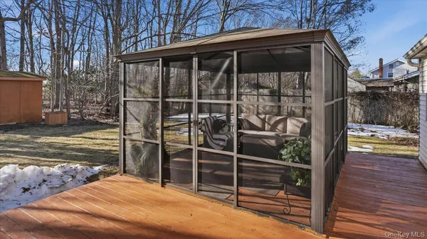 a view of a backyard
