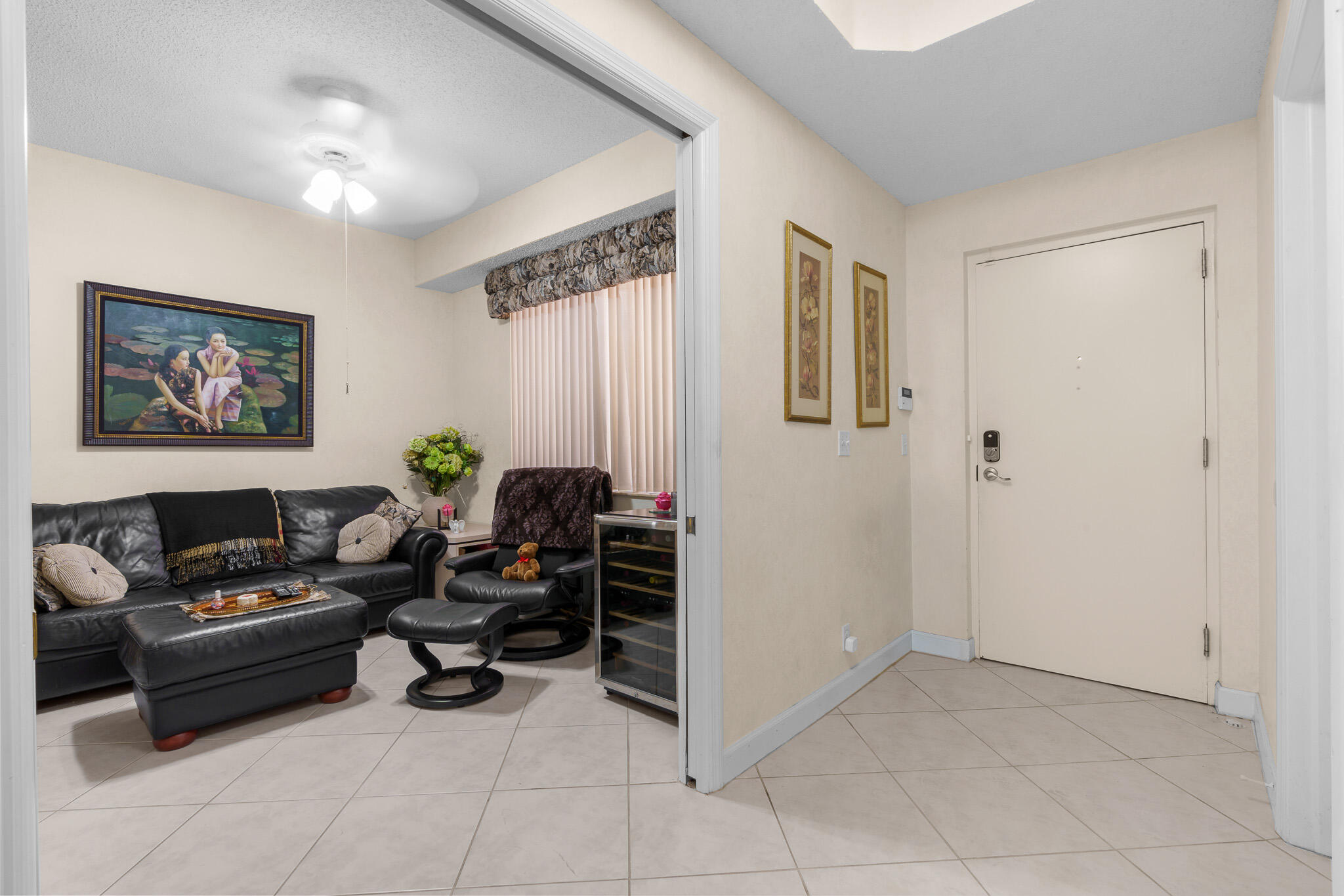 7546 La Paz Boulevard, Unit 405 Boca Raton, FL 33433 - Photo 29 of 43 a living room with furniture and a dining table