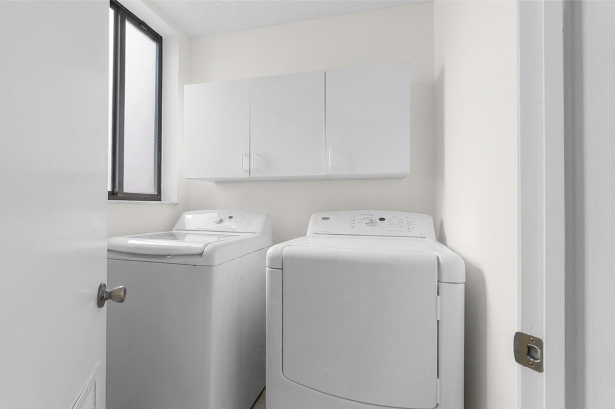 7546 La Paz Boulevard, Unit 405 Boca Raton, FL 33433 - Photo 35 of 43 a utility room with dryer and washer