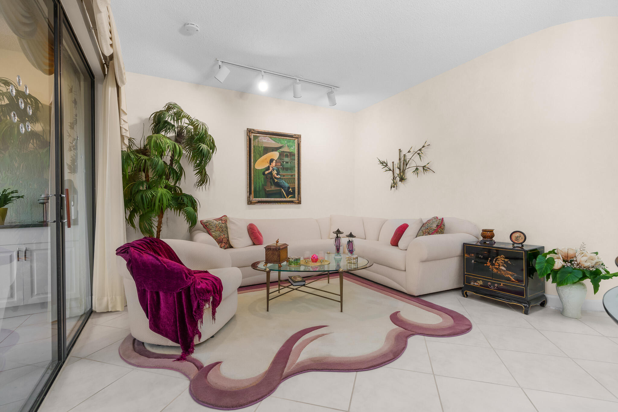 7546 La Paz Boulevard, Unit 405 Boca Raton, FL 33433 - Photo 5 of 43 a living room with furniture