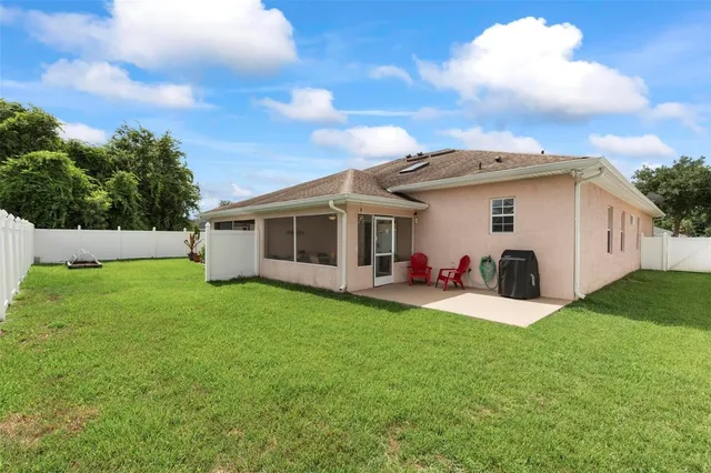 a view of a house with backyard
