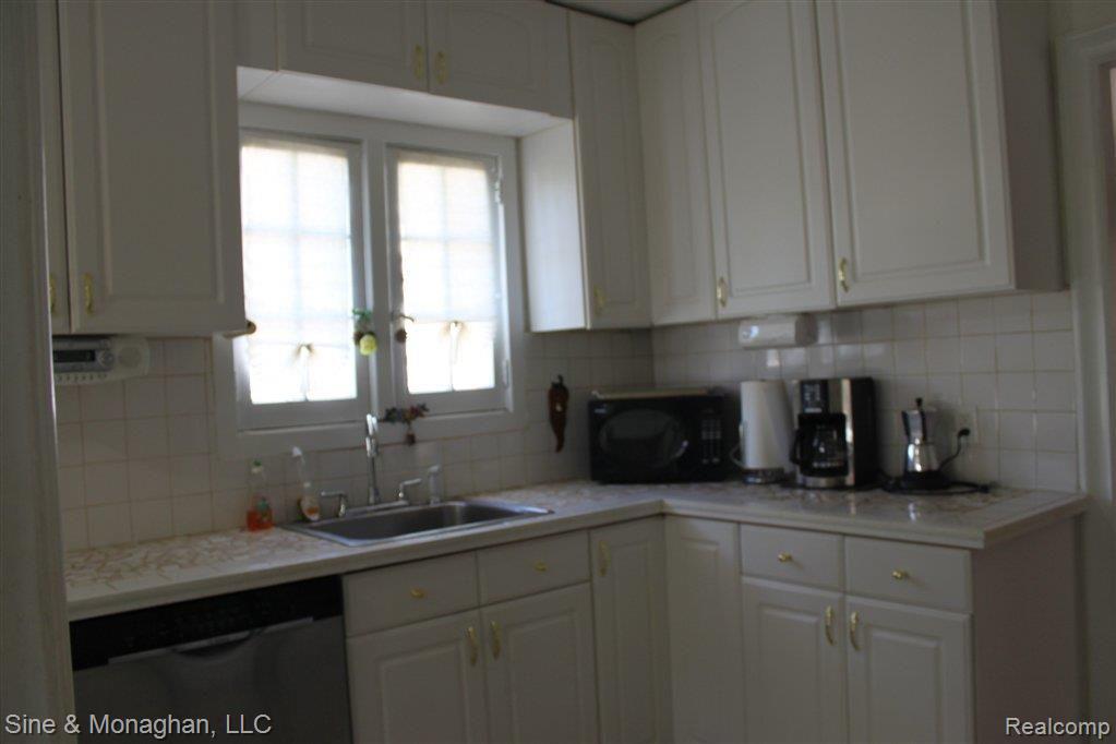 440 Madison Street Grosse Pointe, MI 48236 - Photo 4 of 16 IMG_0982.JPG