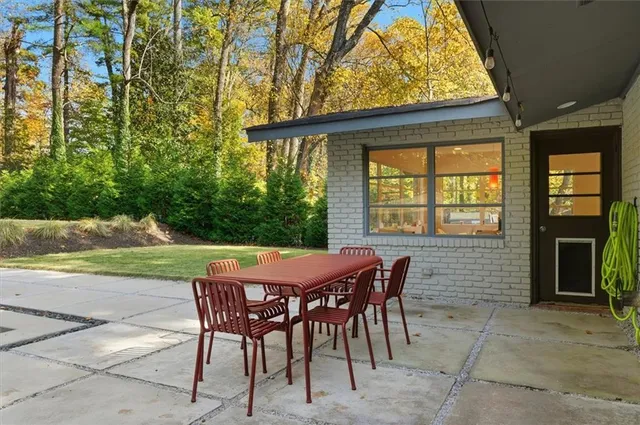 a view of a backyard