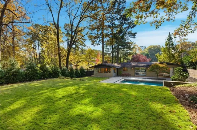 a view of a back yard