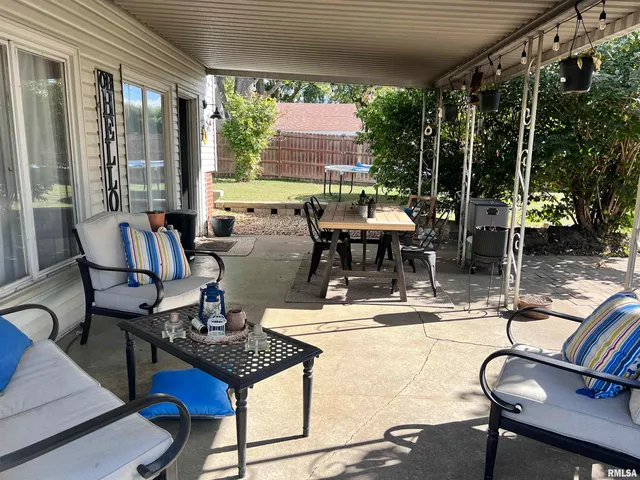 $204,900 | 400 Massey Lane, Jacksonville, IL 62650