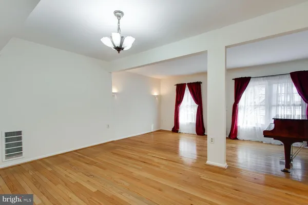 $3,100 | 4428 Holly Avenue, Fairfax, VA 22030