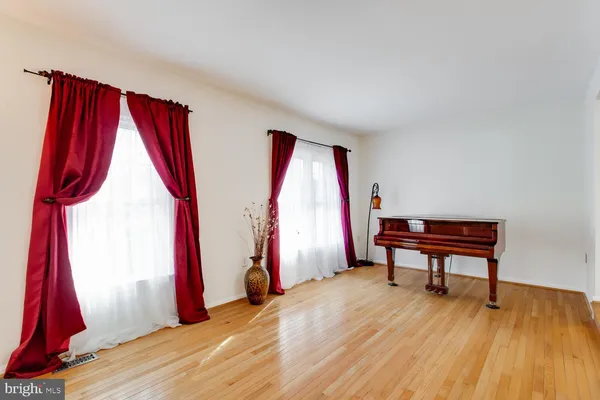 $3,100 | 4428 Holly Avenue, Fairfax, VA 22030