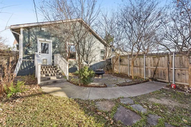 a view of a backyard