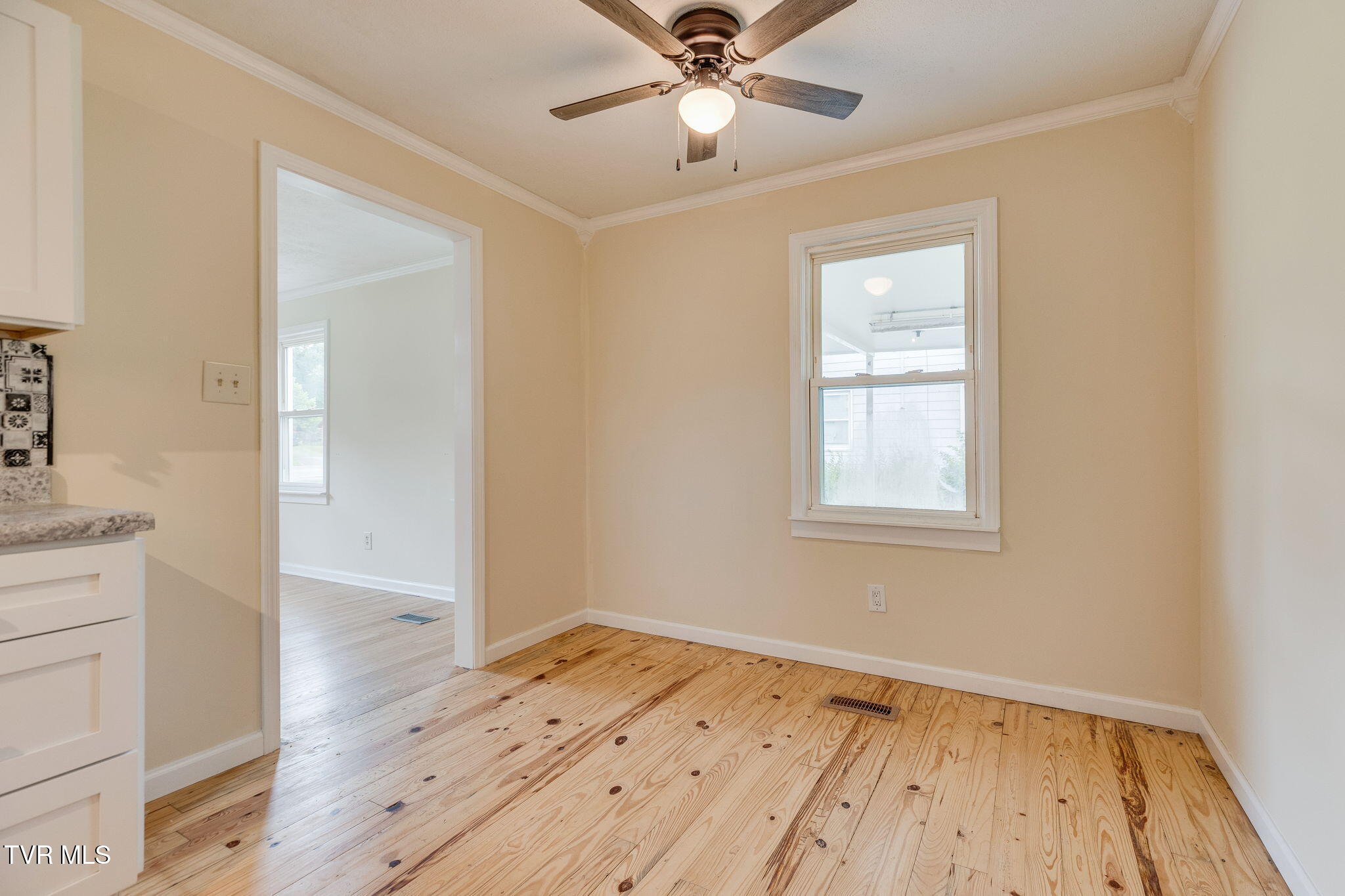1018 Broad Street Elizabethton, TN 37643 - Photo 11 of 25 011
