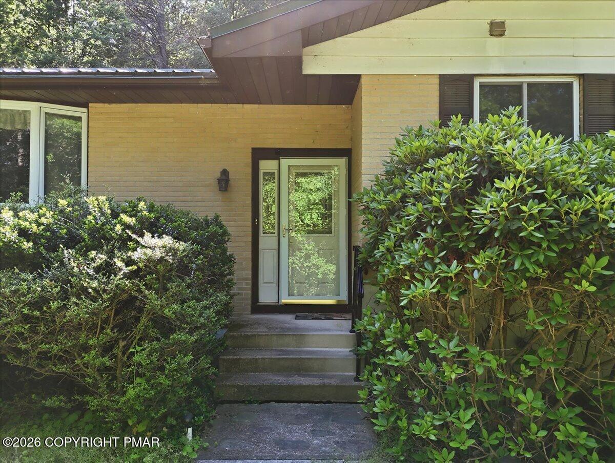 8188 Oak Ridge Lane Cresco, PA 18326 - Photo 3 of 52 07-066_dji_fly_20260609_160634_0577_1781
