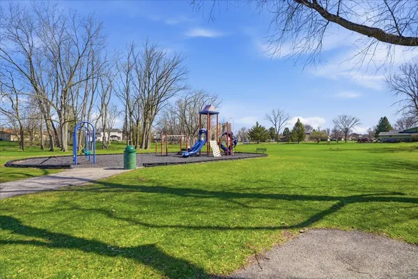 $399,900 | 30 Coventry Cove Court, Lake Villa, IL 60046