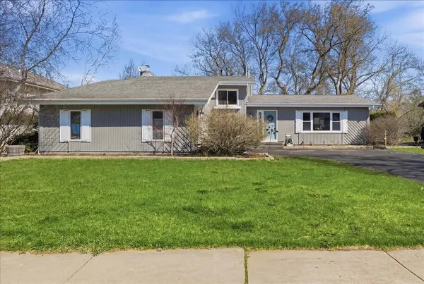 $399,900 | 30 Coventry Cove Court, Lake Villa, IL 60046