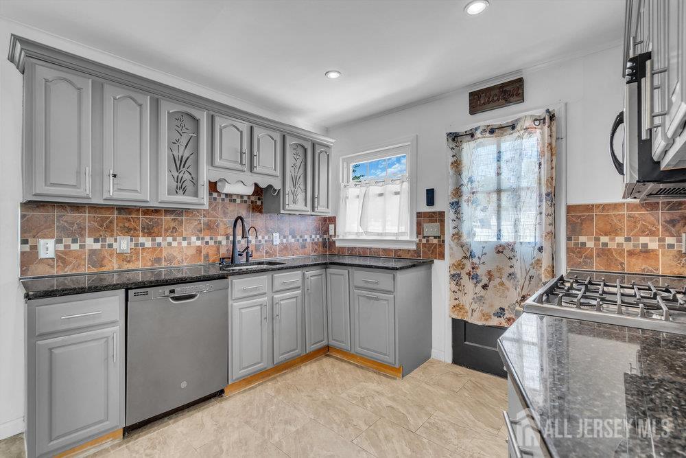 46 3rd Street Fords, NJ 08863 - Photo 13 of 44