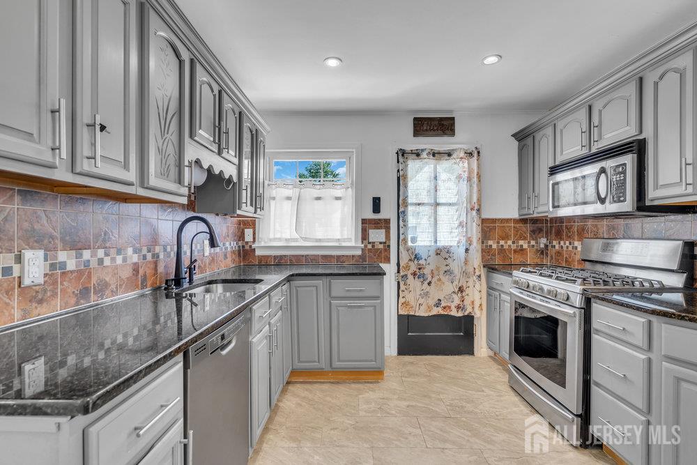 46 3rd Street Fords, NJ 08863 - Photo 17 of 44