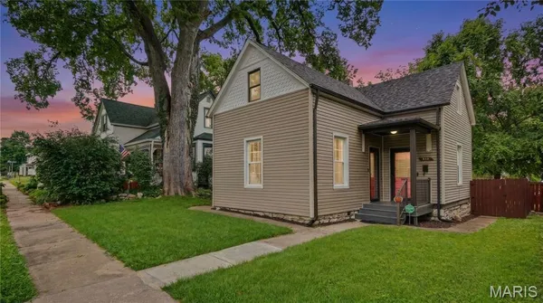 $325,000 | 318 North Benton Avenue, St. Charles, MO 63301