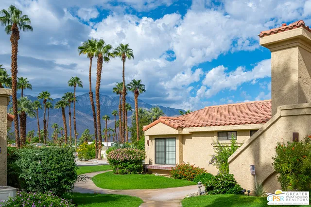 a view of an outdoor space yard and fountain
