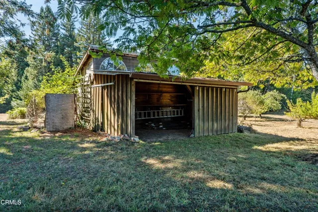 a view of an entryway with a workspace