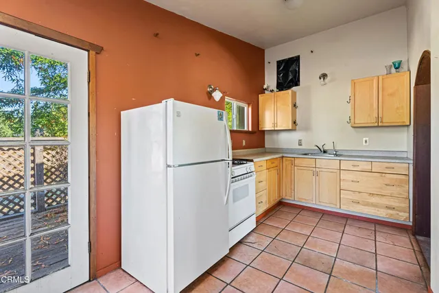 a view of a back yard