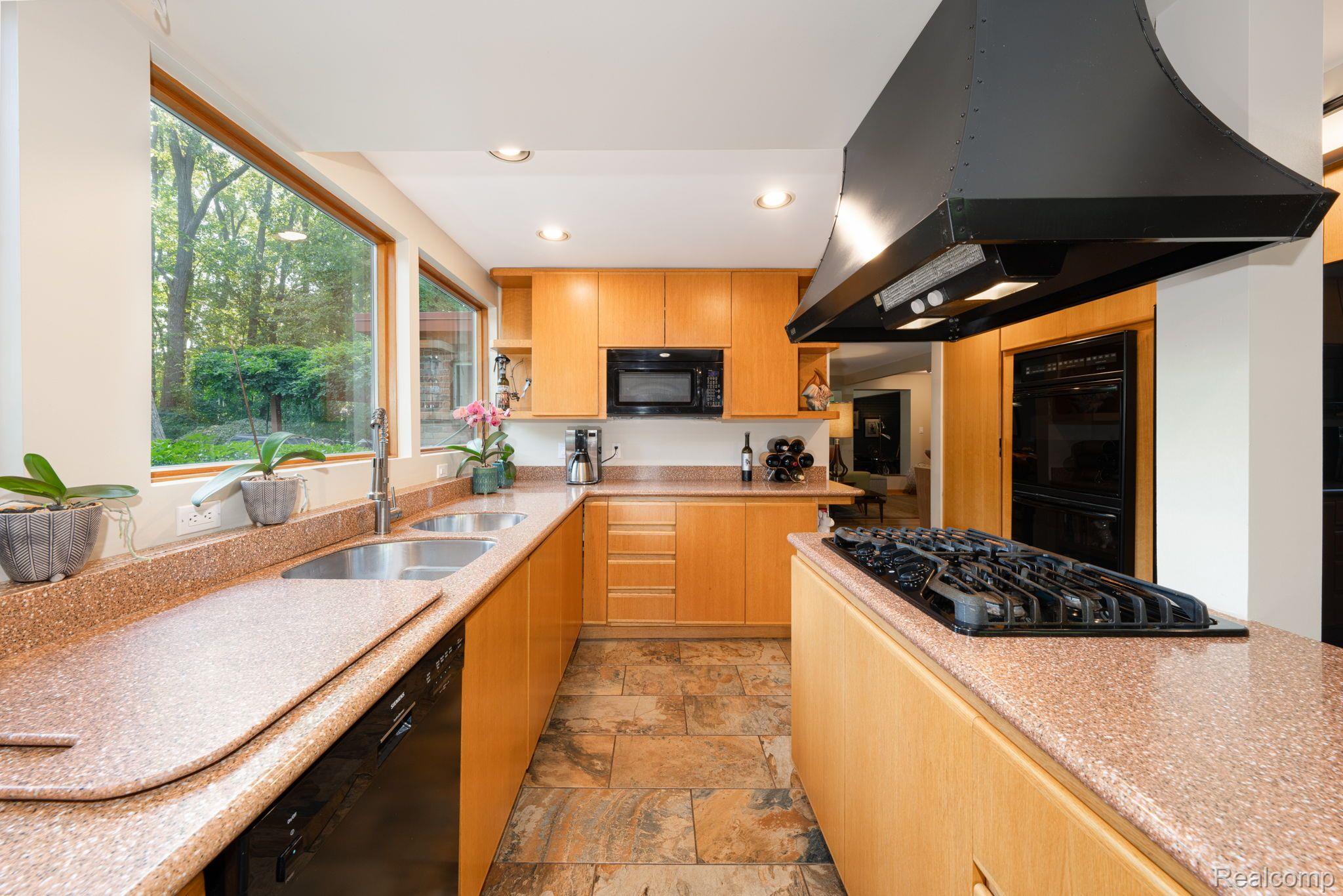 29590 Highmeadow Road Farmington, MI 48334 - Photo 17 of 39 Gallery Image 17
