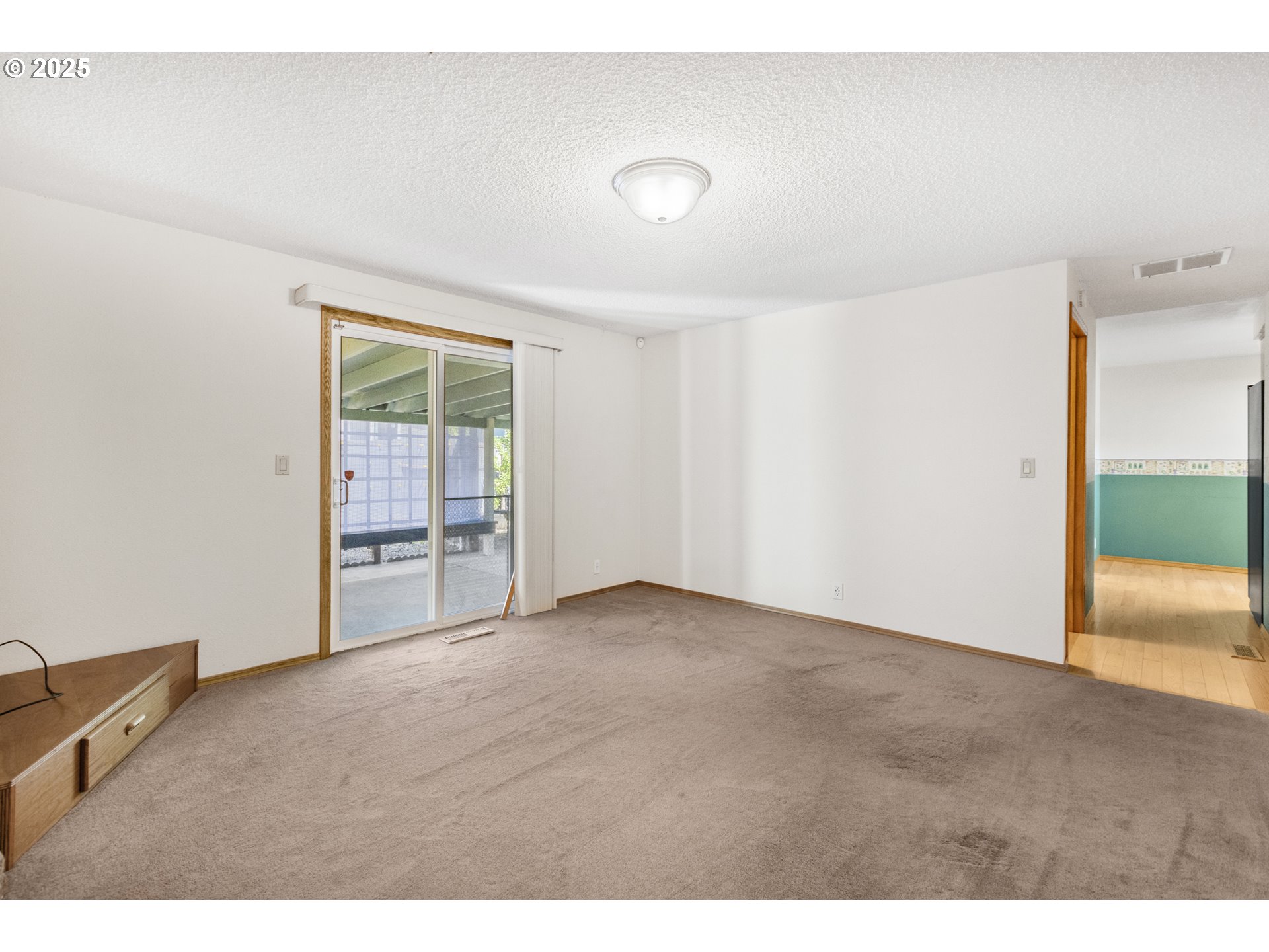 376 49th State Loop Springfield, OR 97478 - Photo 11 of 48 a view of an empty room