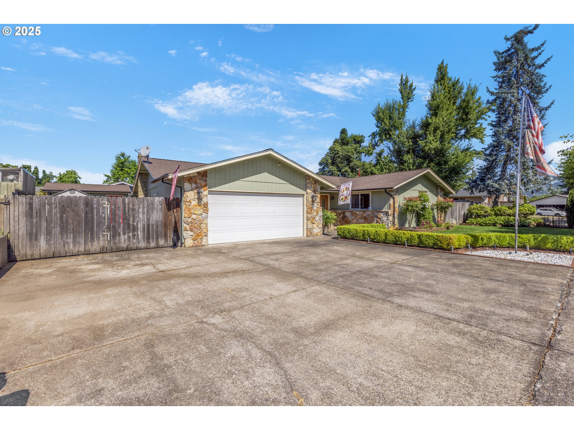 376 49th State Loop Springfield, OR 97478 - Photo 12 of 48 a view of outdoor space and yard